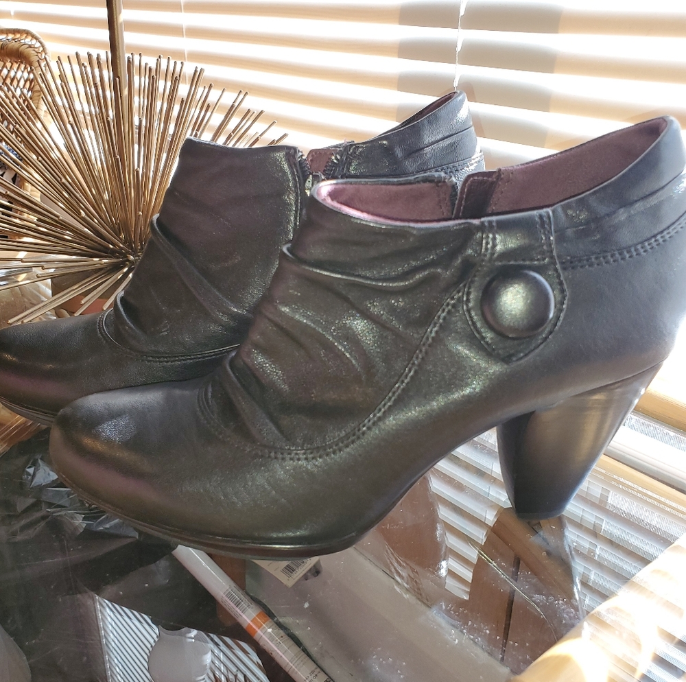 Indigo Hazeline black leather booties - size 8